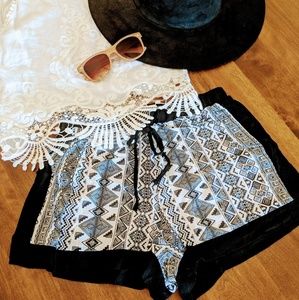 NWT ☀️ Summer Shorts in Black and White